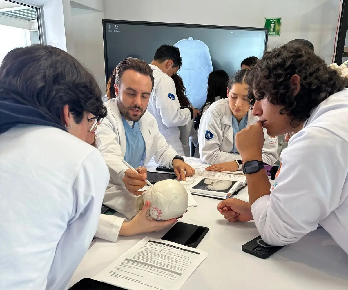 Estudiantes realizando prácticas clínicas en Saint Luke Escuela de Medicina en México
