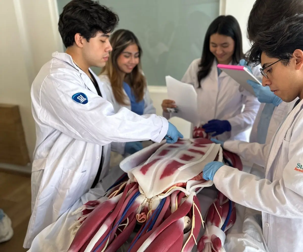 Estudiantes realizando prácticas clínicas en Saint Luke Escuela de Medicina en México