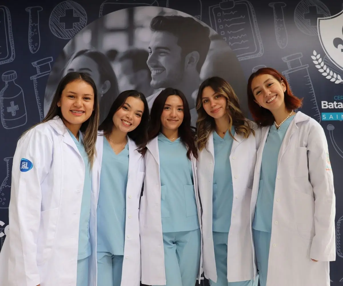 Estudiantes realizando prácticas clínicas en Saint Luke Escuela de Medicina en México