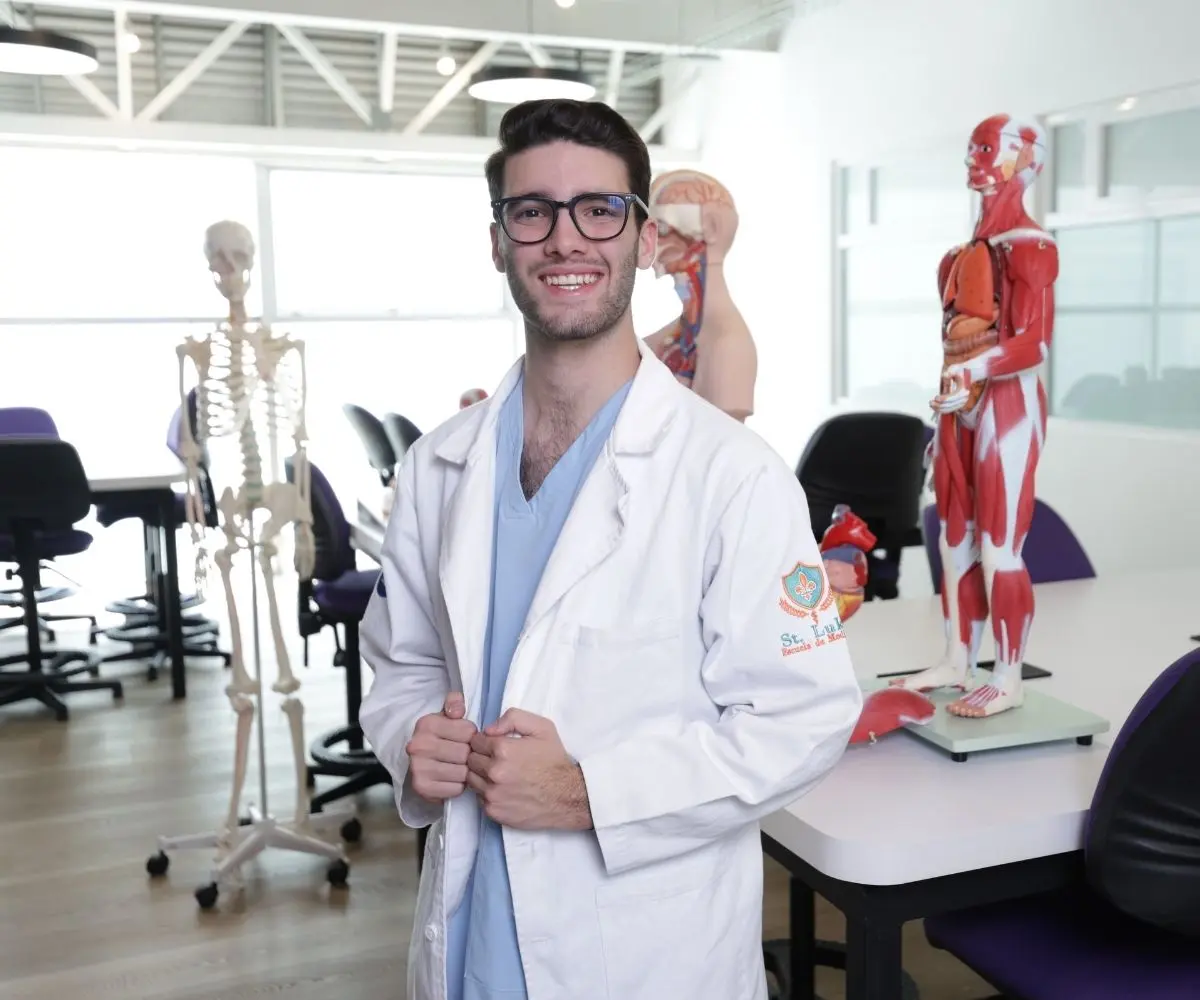 Estudiantes realizando prácticas clínicas en Saint Luke Escuela de Medicina en México