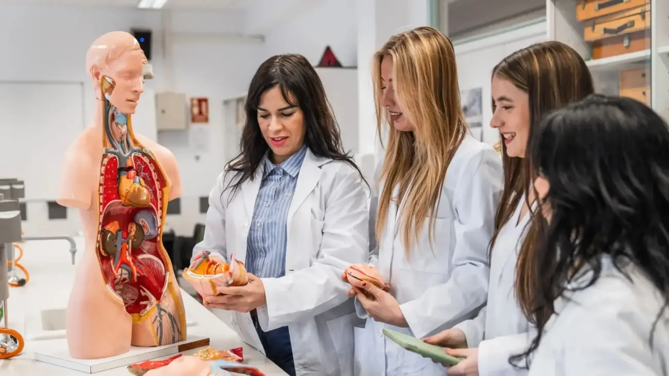 Por qué las escuelas de medicina ya no enseñan con cadáveres