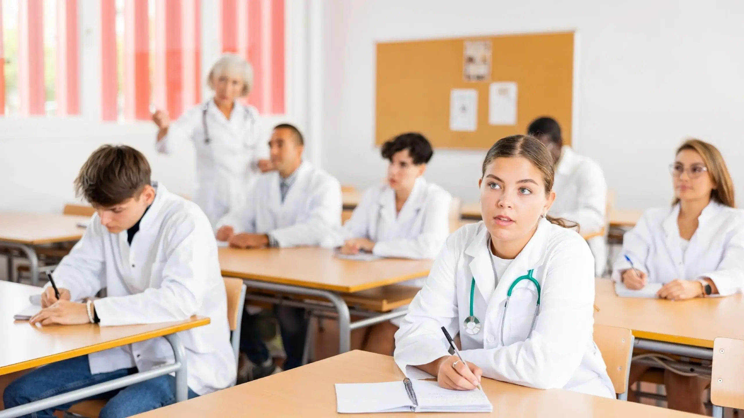 Estudiantes de medicina en universidad privada de México durante práctica clínica