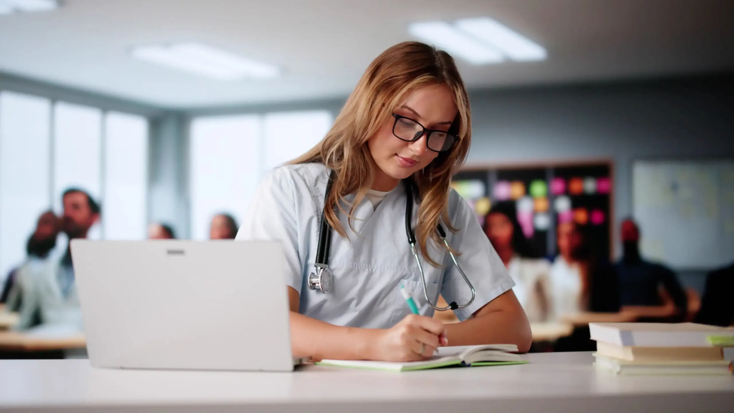 Estudiante de medicina realizando prácticas en laboratorio universitario.